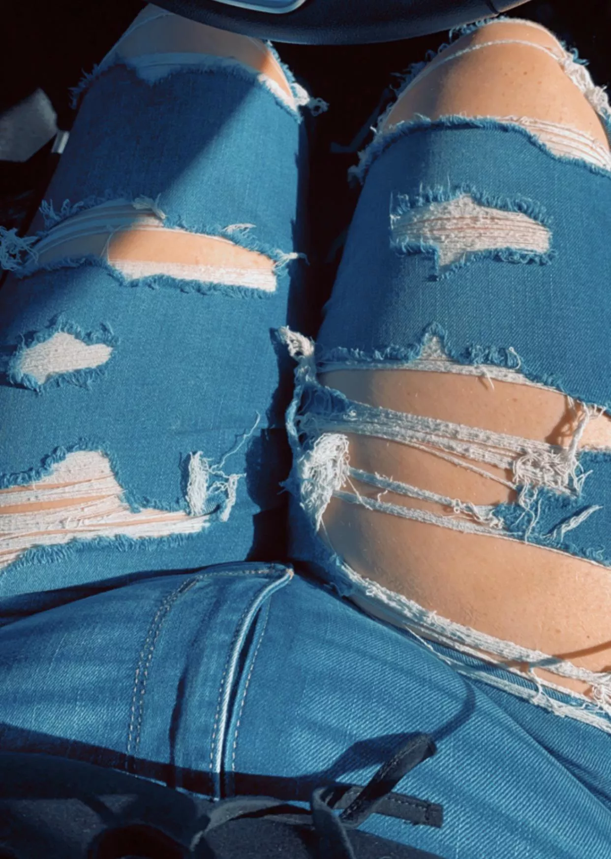 Who likes thick thighs in tight jeans? 😏😜