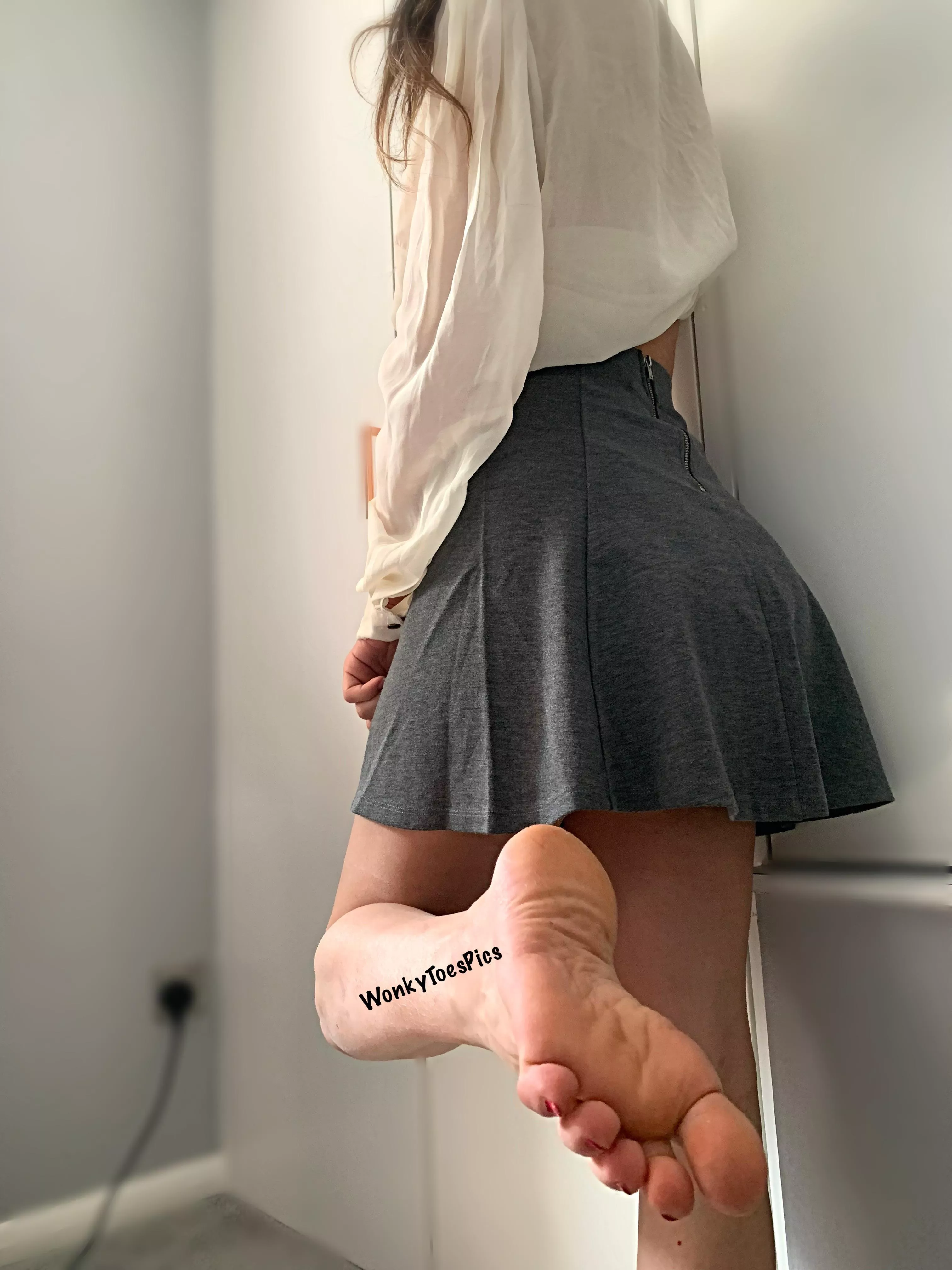 I am the mean girl from your school. You used to secretly admire my feet 😜. Remember?