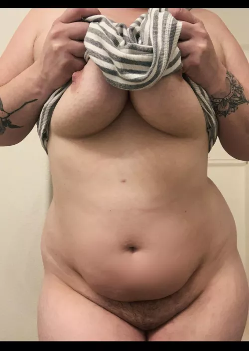 I hated my little belly, now I’m starting to feel sexy 🥰