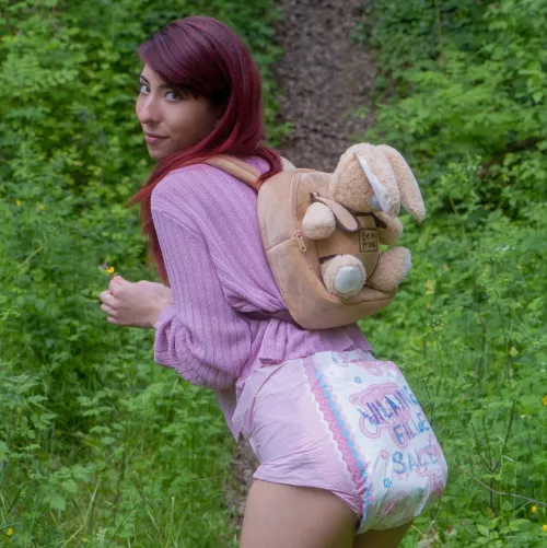 It says « vilaine fille sale » who means « Naughty dirty girl » in French on her diaper... Who approves? 🤭