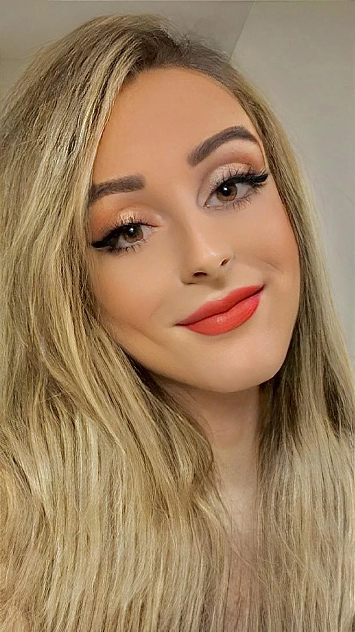 Complete makeover done by my bestie❤️ Who wants to ruin it and cover me in hawt cum🙈🤤