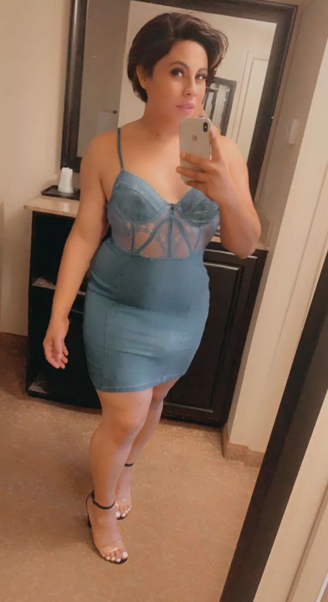 Cool aunt or sexy step mom??😌💋