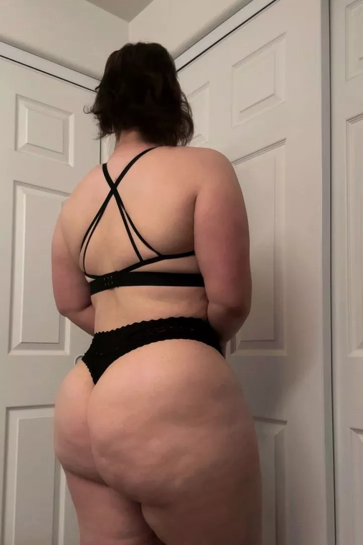 Cute and curvy in all the ways