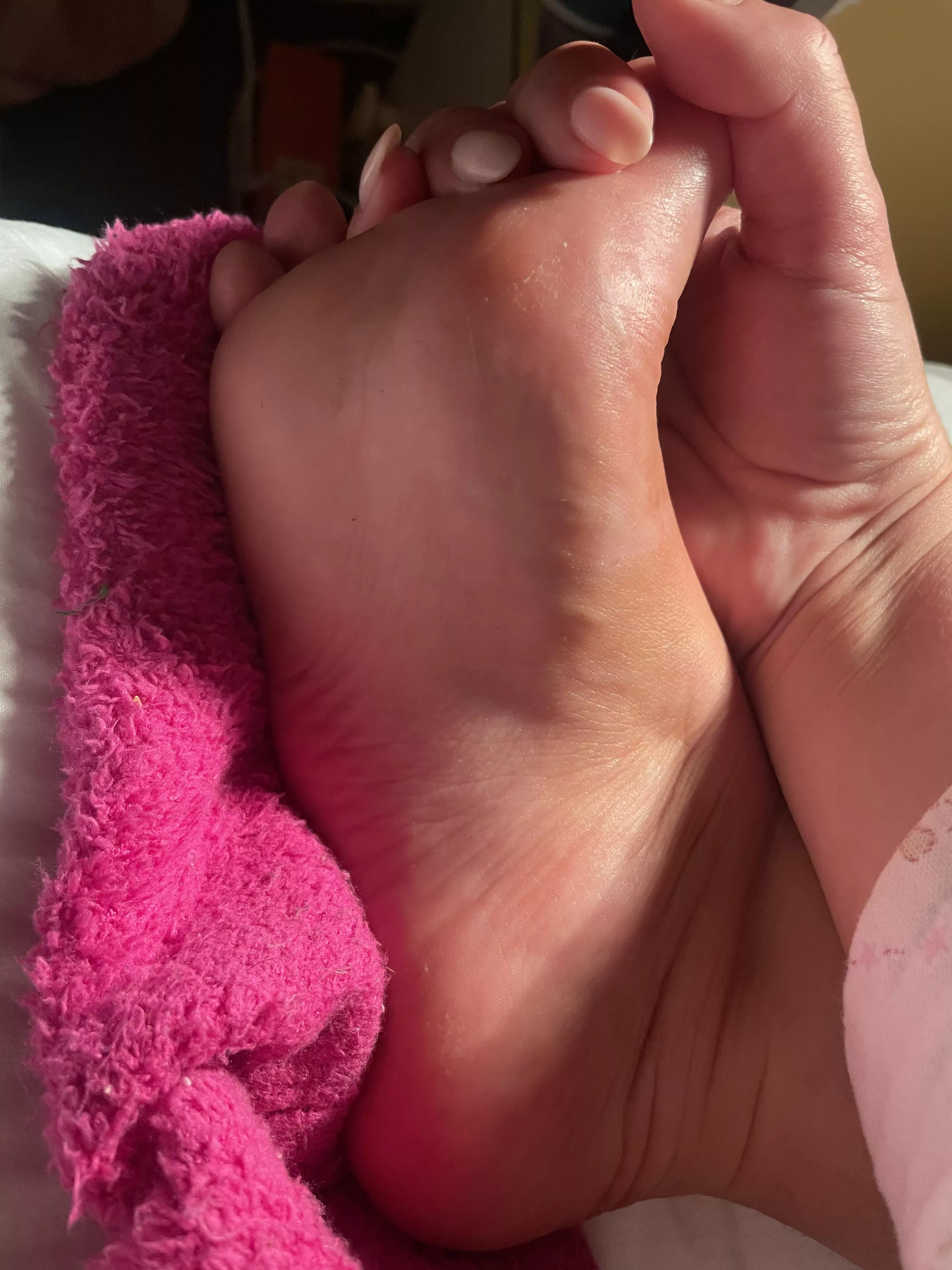 Would you help me moisturise them ? 😉 (OC)