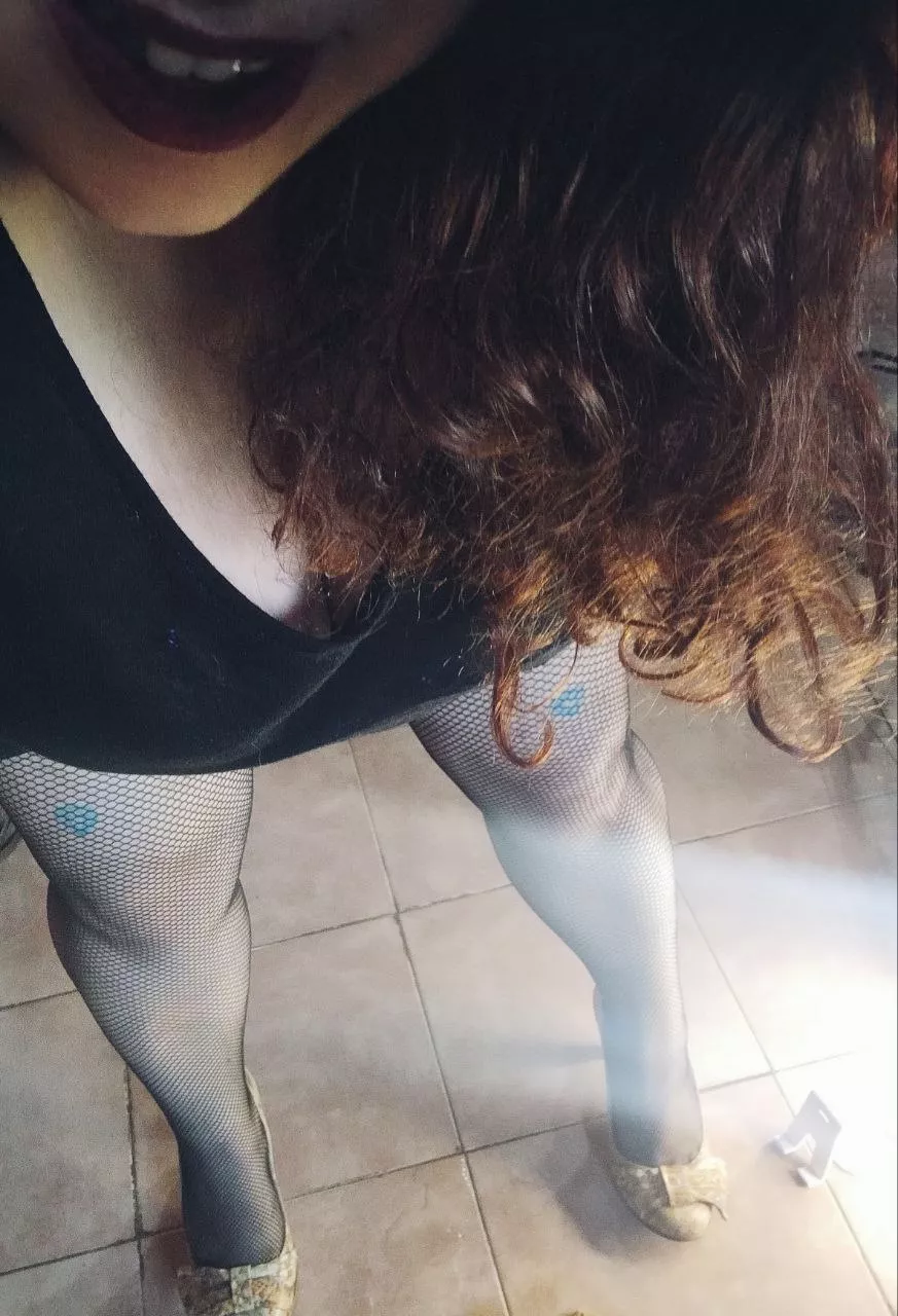 After a long day of work, I was on the subway with a lot of desire to urinate. As soon as I enter my house, I can't take it anymore, and I don't get to the bathroom. I peed on the floor!