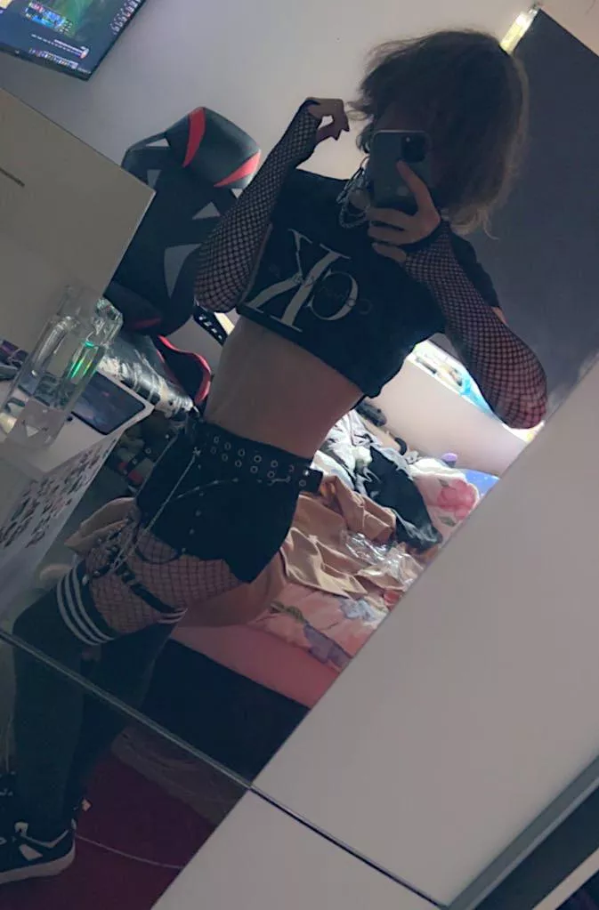 Goth femboy to your service