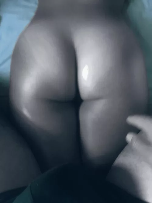 small massage before prone bone. Dm me for more 🍑🍆 how do you like my ass ?