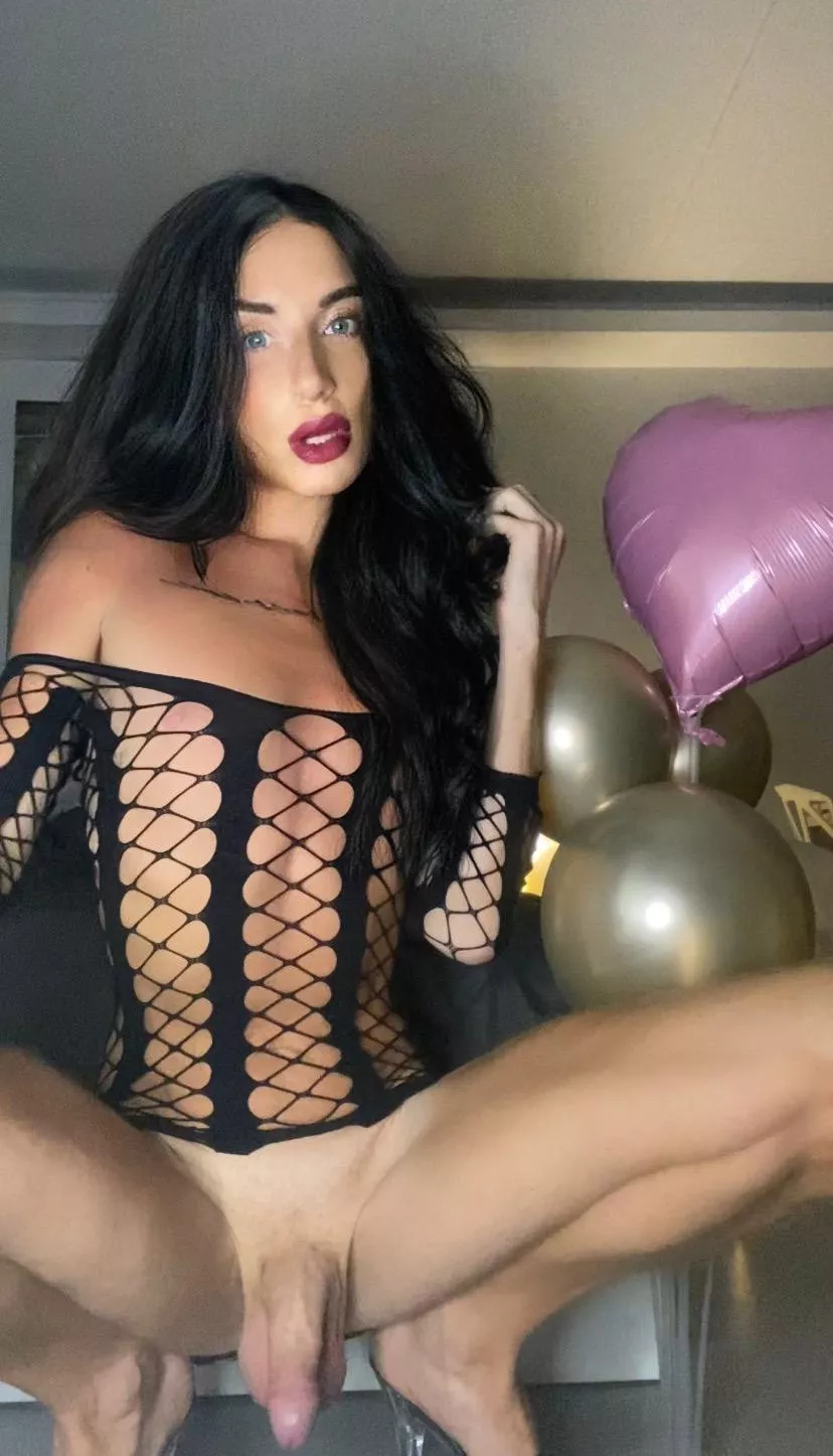 You ready to worship mummy 🤫😈🏳️‍⚧️🇬🇧