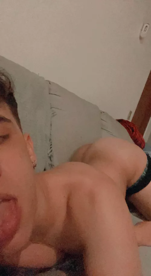 18 | hey big bros wyd? wanna chat? 😏