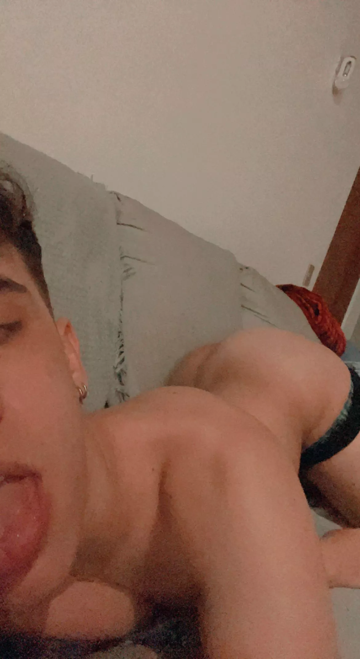 18 | hey big bros wyd? wanna chat? 😏