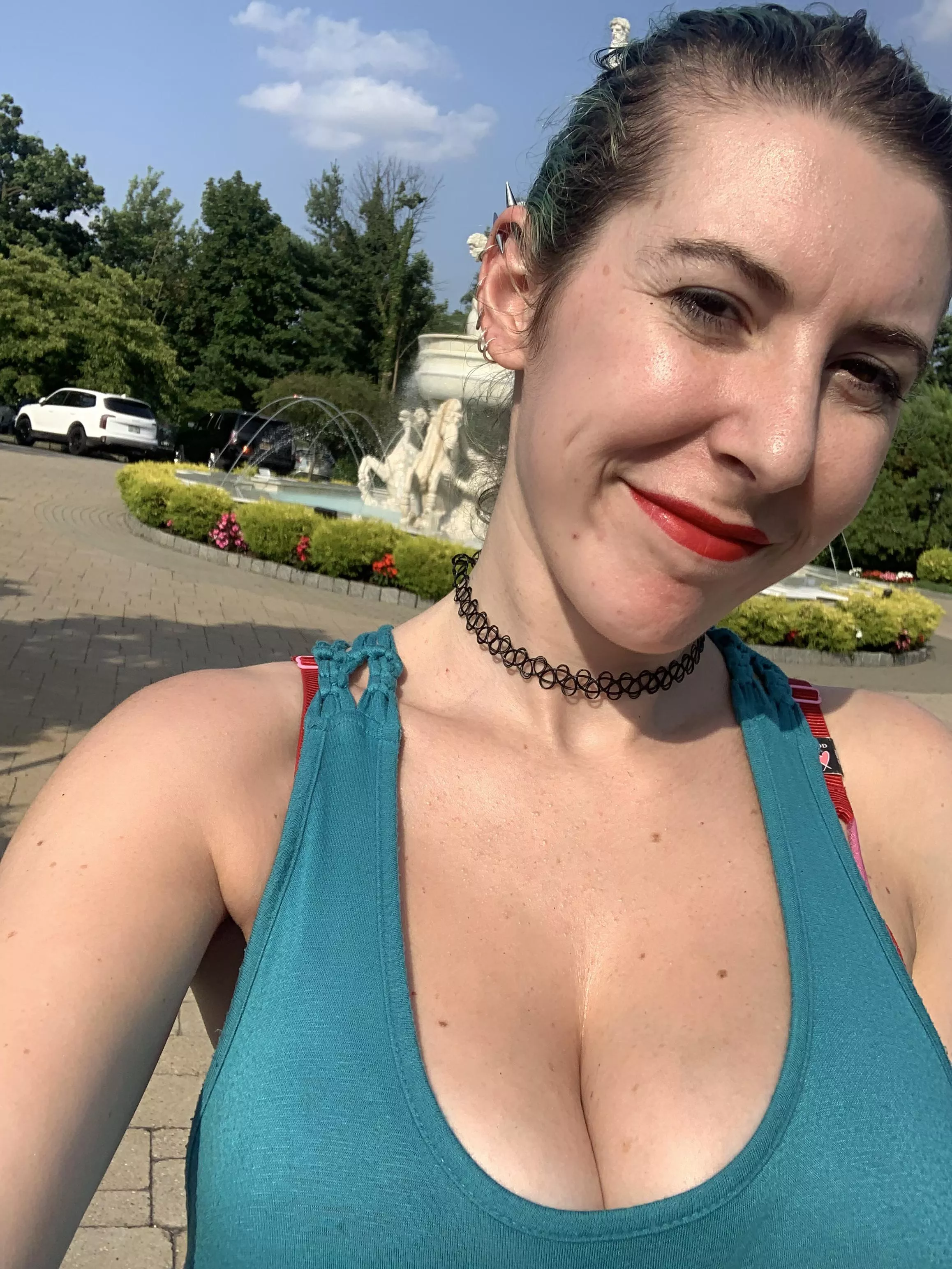 Cleavage by the fountain