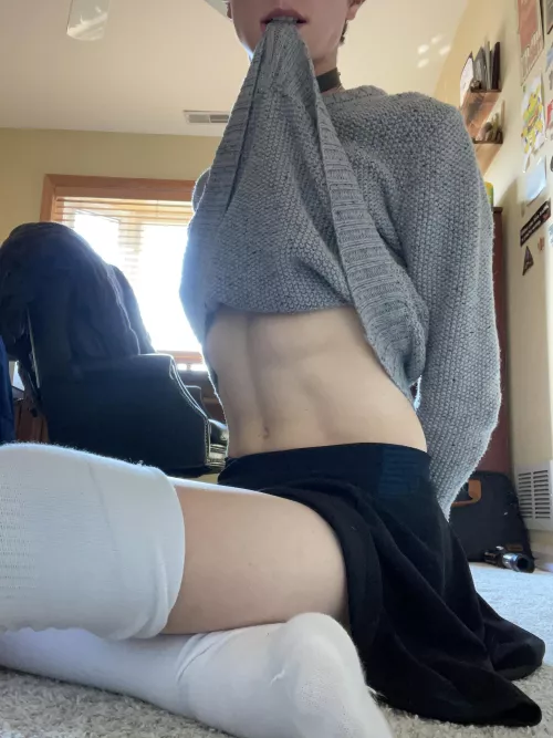 I don’t have a crop top sweater so I had to improvise 😆