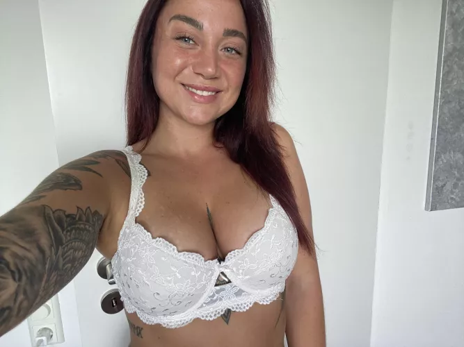 would you jerk off to my nudes if i send you some :) ?