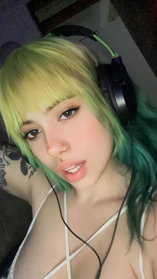 Would you say green hair suits me the most?😘