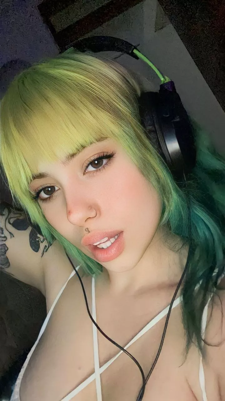 Would you say green hair suits me the most?😘