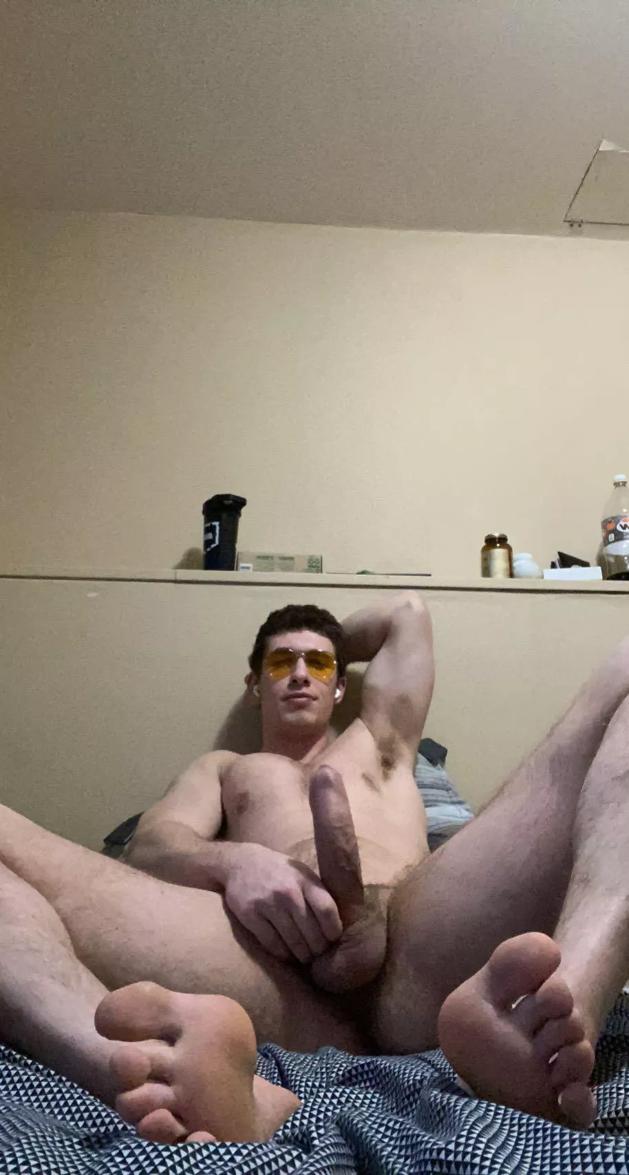 Anyone into pits and feet?