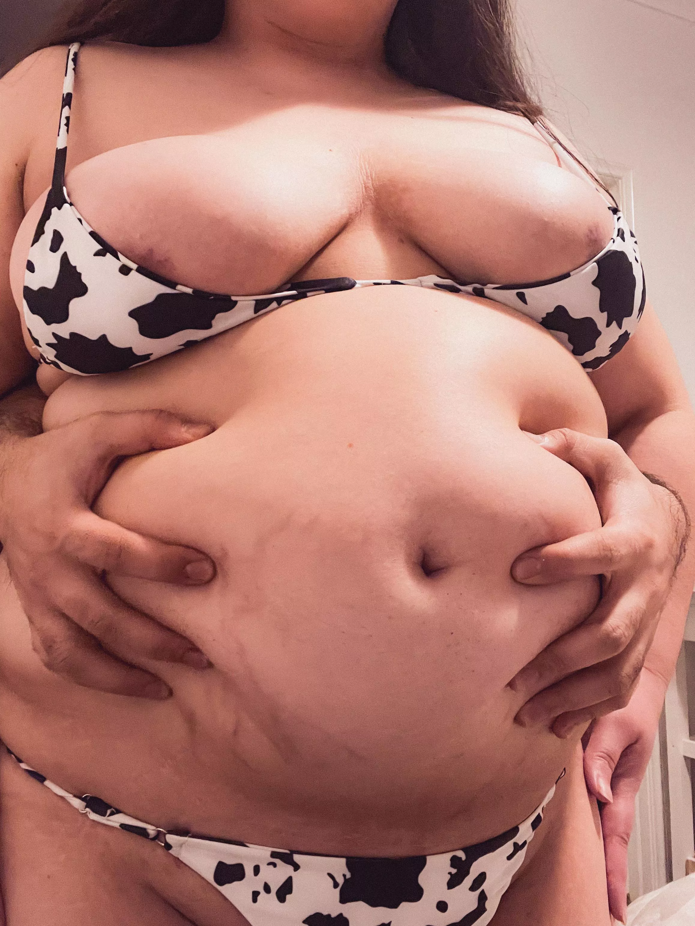 He fed me pizza and squeezed my belly