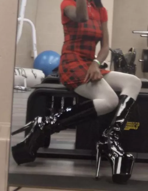 Such dirty boots and no one to lick them…