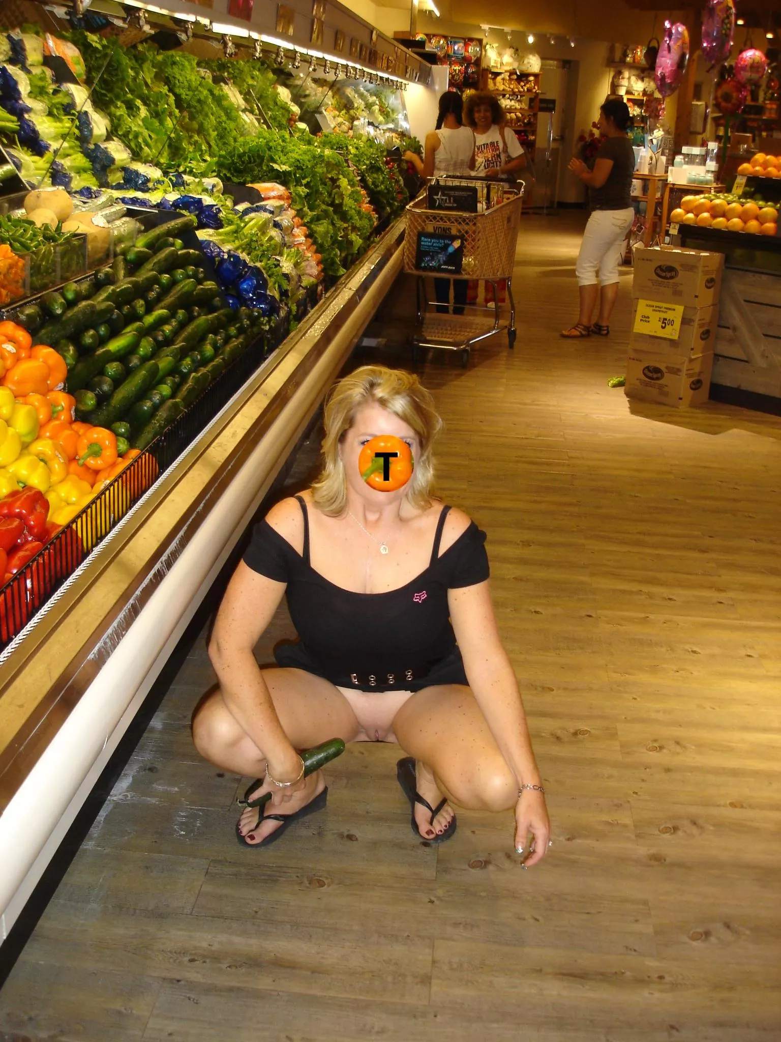 T shopping at Ralphs in Temecula, CA 92591. Looking for other ladies and couples to flash with in SoCal. NO MALES, See our profile