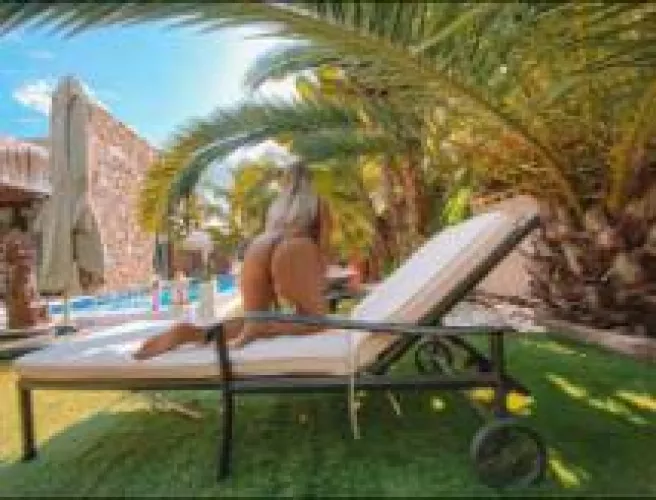 Wanna clap this booty, grab it and make it bounce on your dick