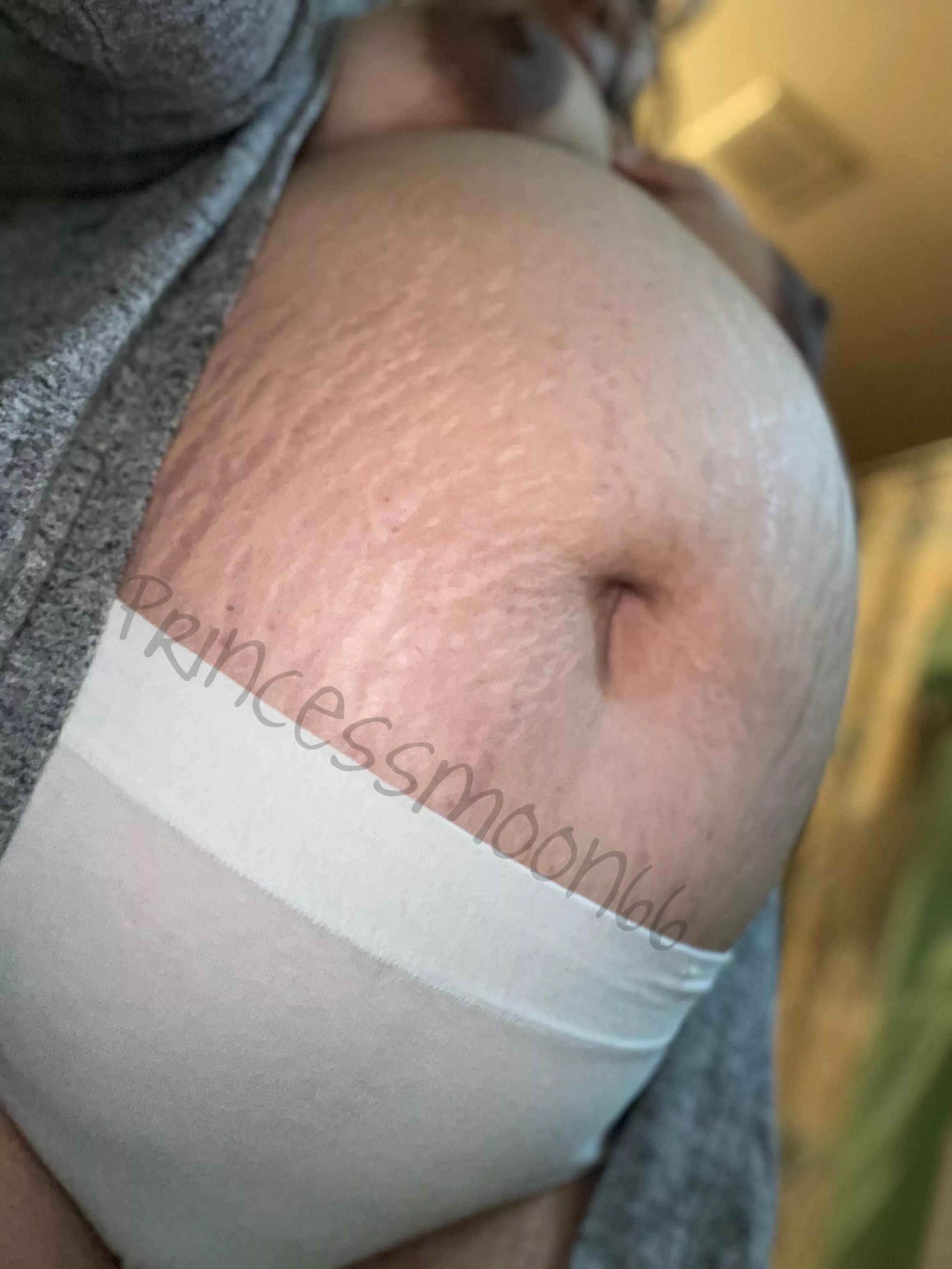 Worship my belly 🤰🏻