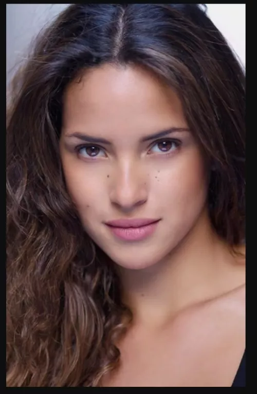 Adria Arjona , challenging the standards of beauty .