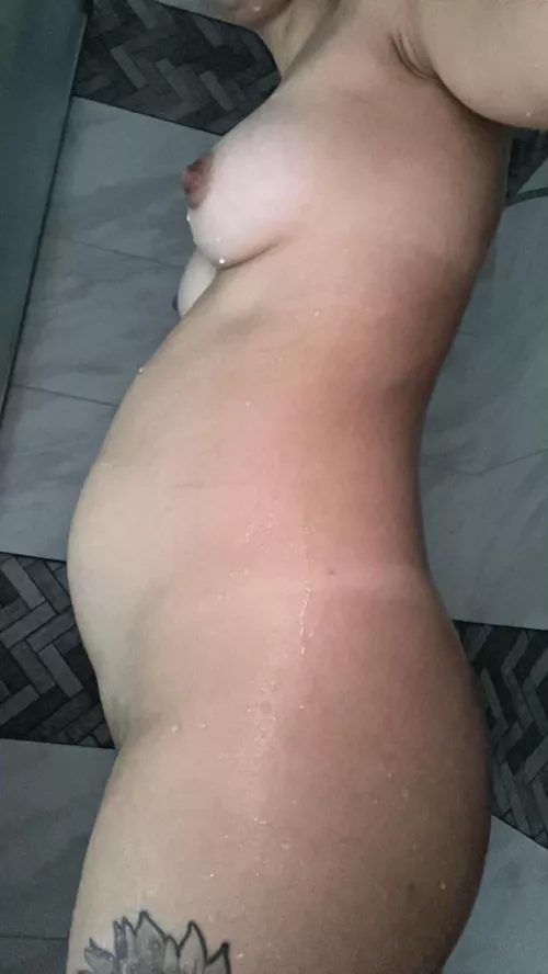 Anyone down to fuck a pregnant slut in the shower 🥲