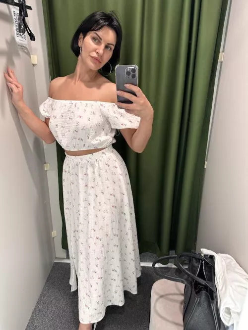 How about this dress? It is free in the body, and I can not wear panties