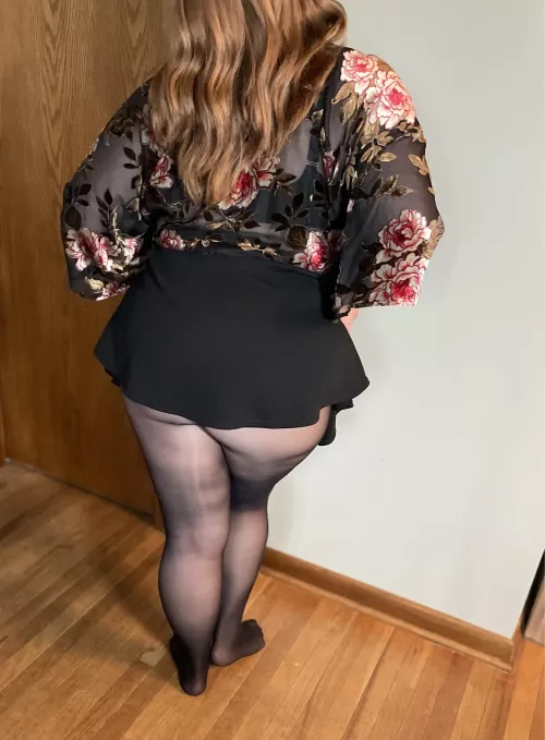 Is there anything better than a Pantyhose booty peeking out from a skirt? I think not😉