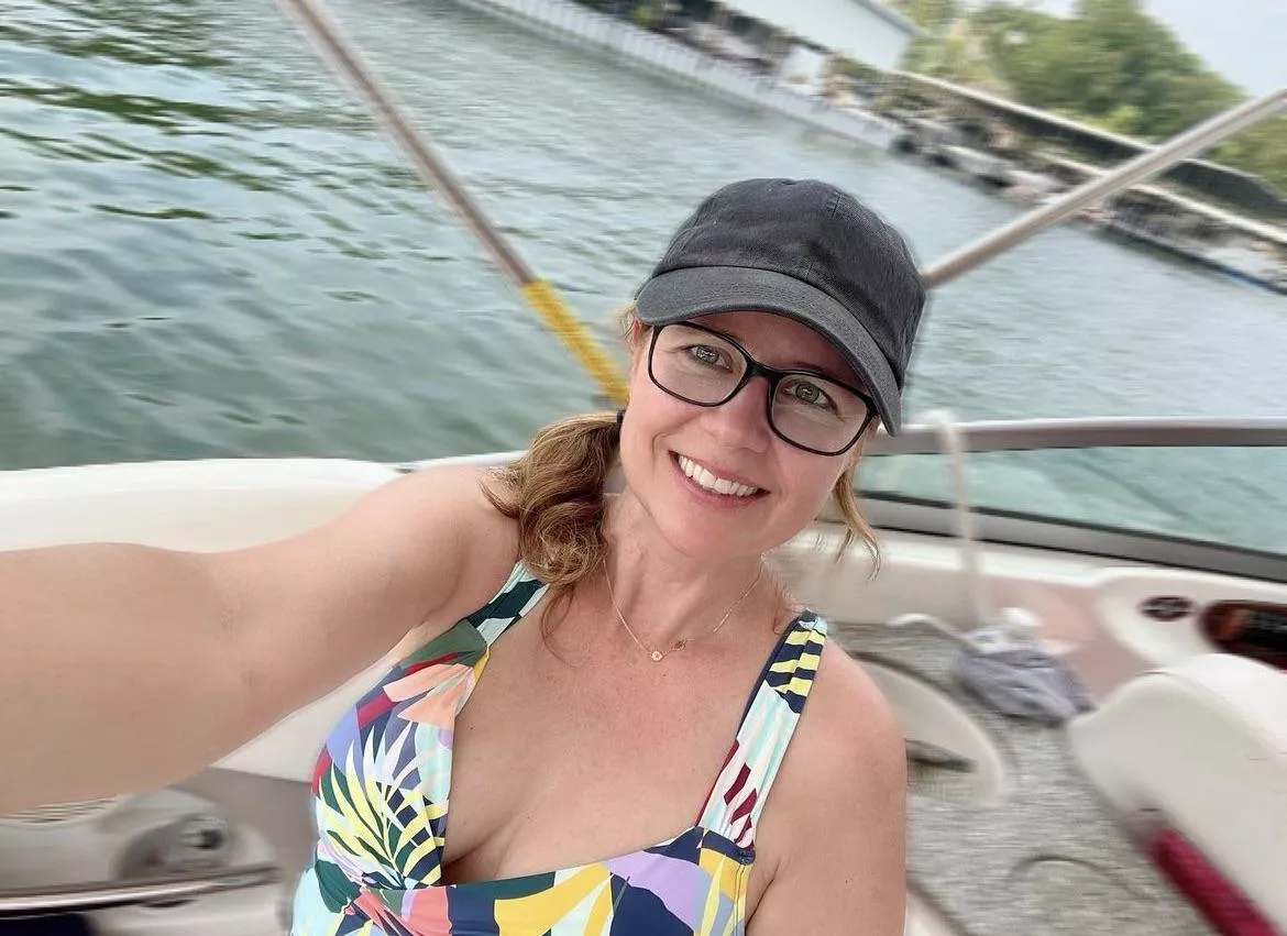 Jenna Fischer Cleavage