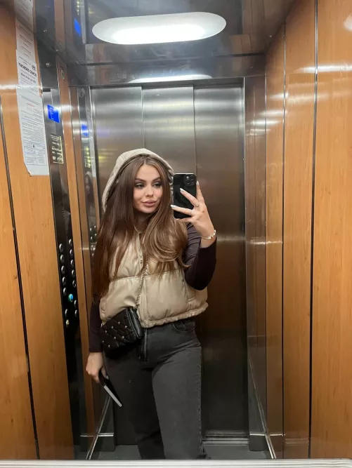 Pretty in the mirror, wouldn't you agree? 😏