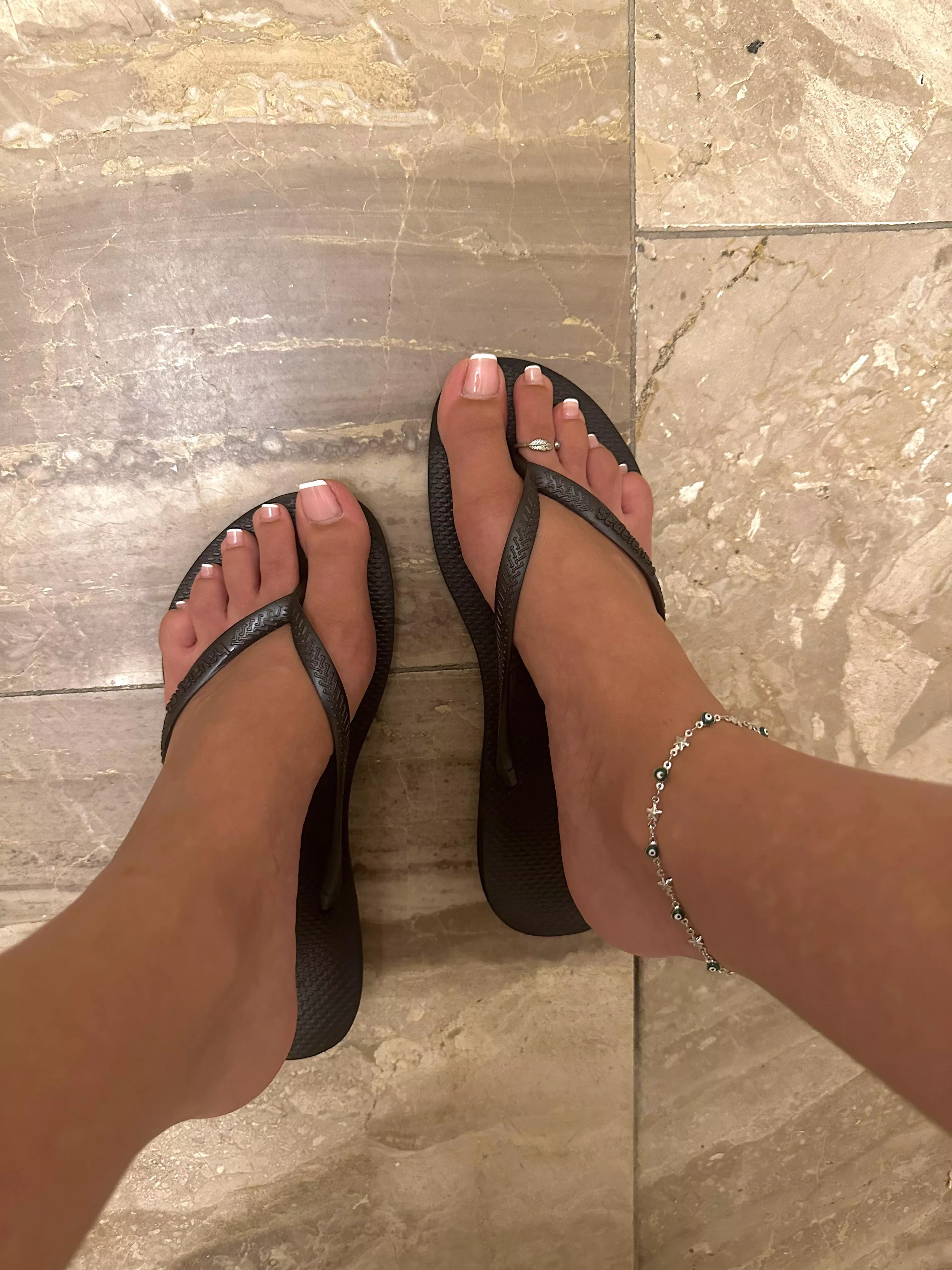 Shopping mall feet… how many heads do you think I turned 😅😇