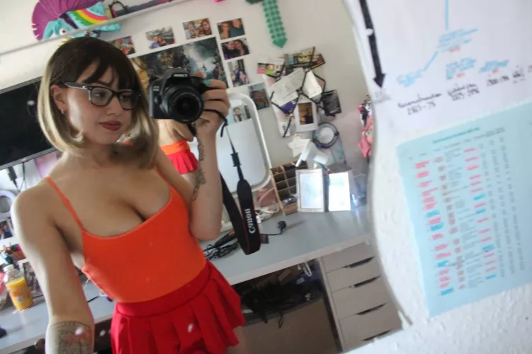 Velma - Scooby Doo (self rose thorns)