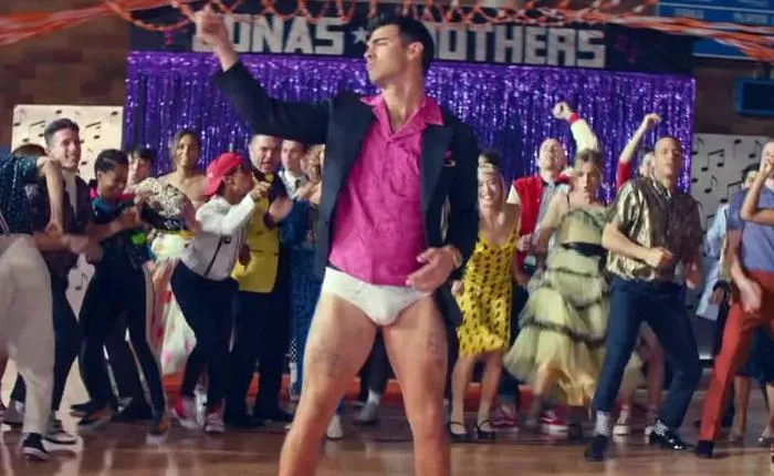 I want to smell Joe Jonas. Especially his junk and trunk.