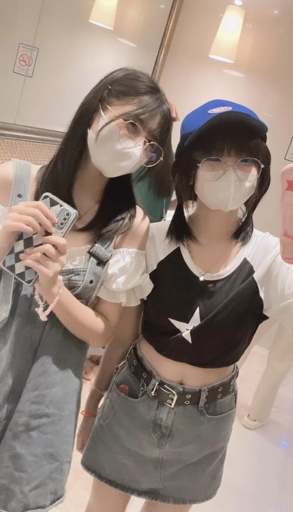 There is only one girl in this image. Make your guess 👁️👄👁️