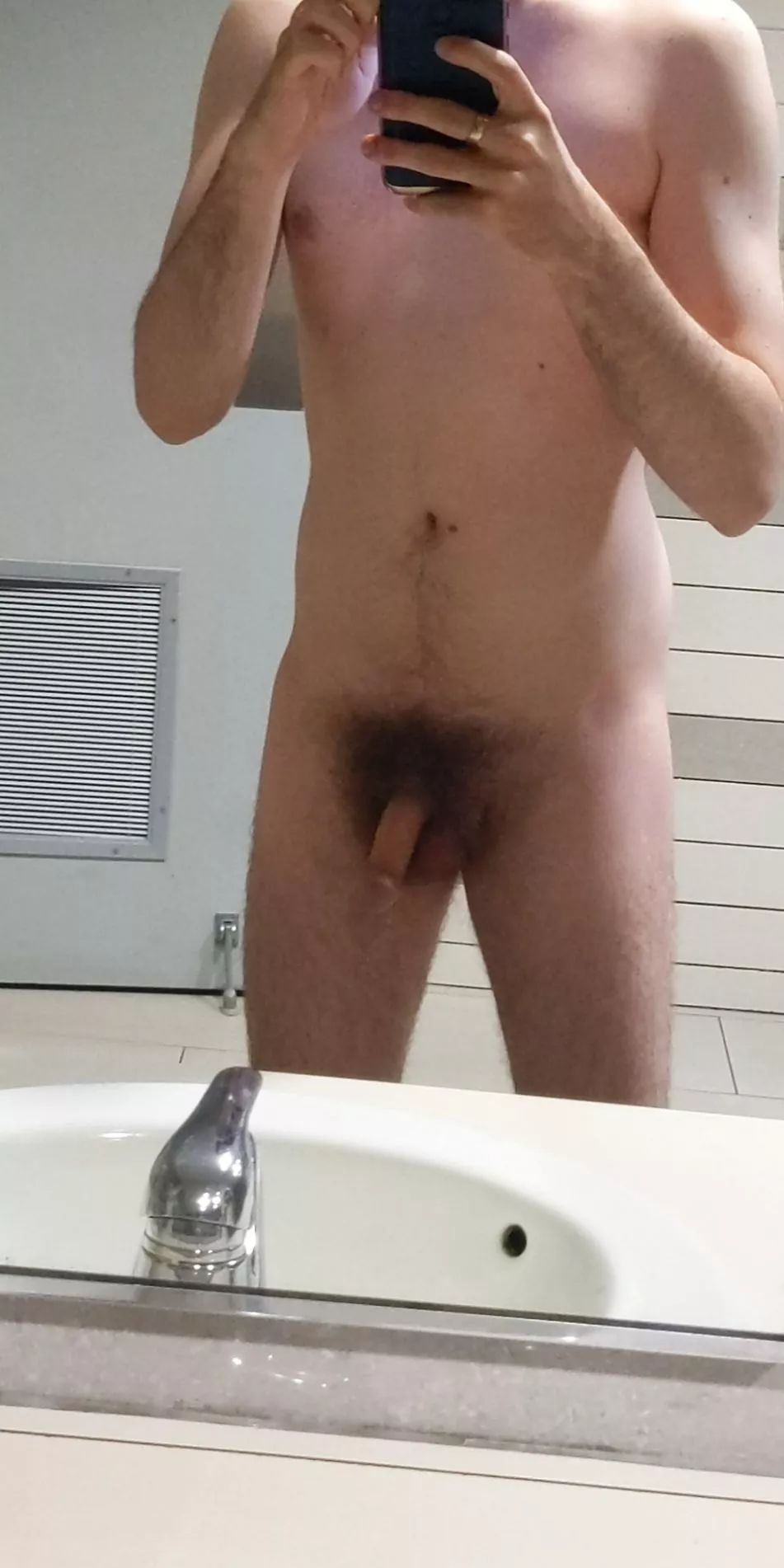 28 🇨🇦 Looking for horny public buddy