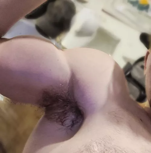 Brooo if only you could smell my post workout pit right now 🤤 my pit musk makes my asshole tingle 🥵