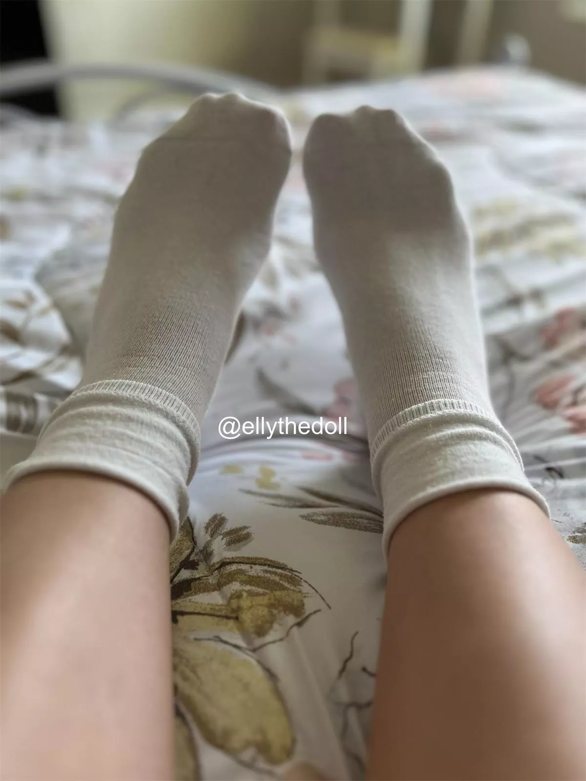 Can you warm up my feet for me? ❤️