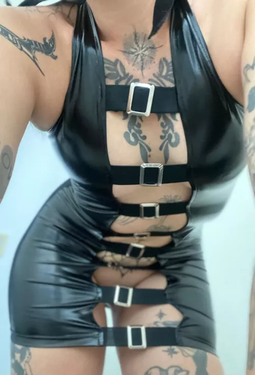 I'm not sure if this outfit shines bright enough as it deserves.