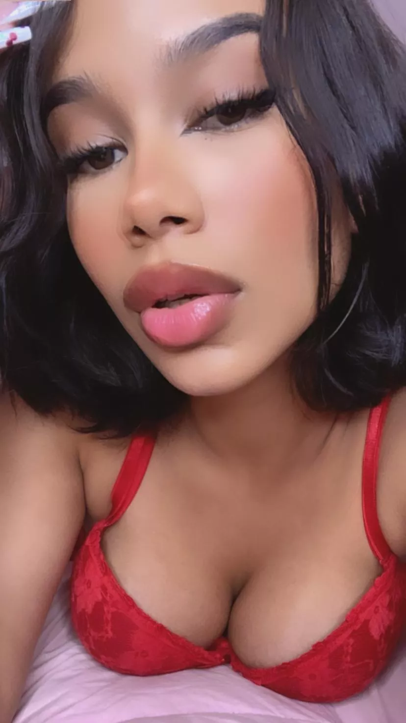 Do latina cleavage pics even exist here?