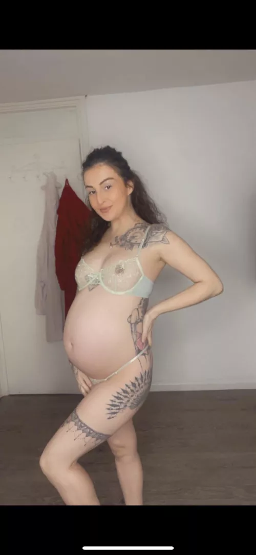 Do you like my pregnant body? 🤤