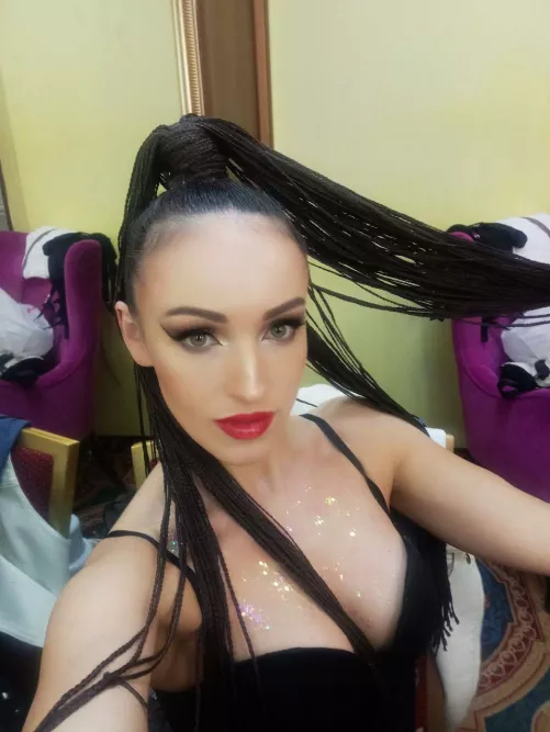 🥰 Looking for someone who can make me feel like I'm the luckiest girl in the world – the kind that's both caring and affectionate!