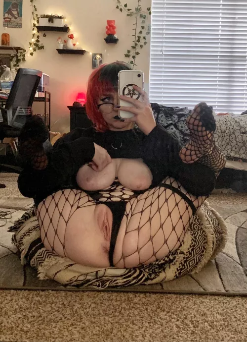 This flexible 5’3” emo needs a big creampie