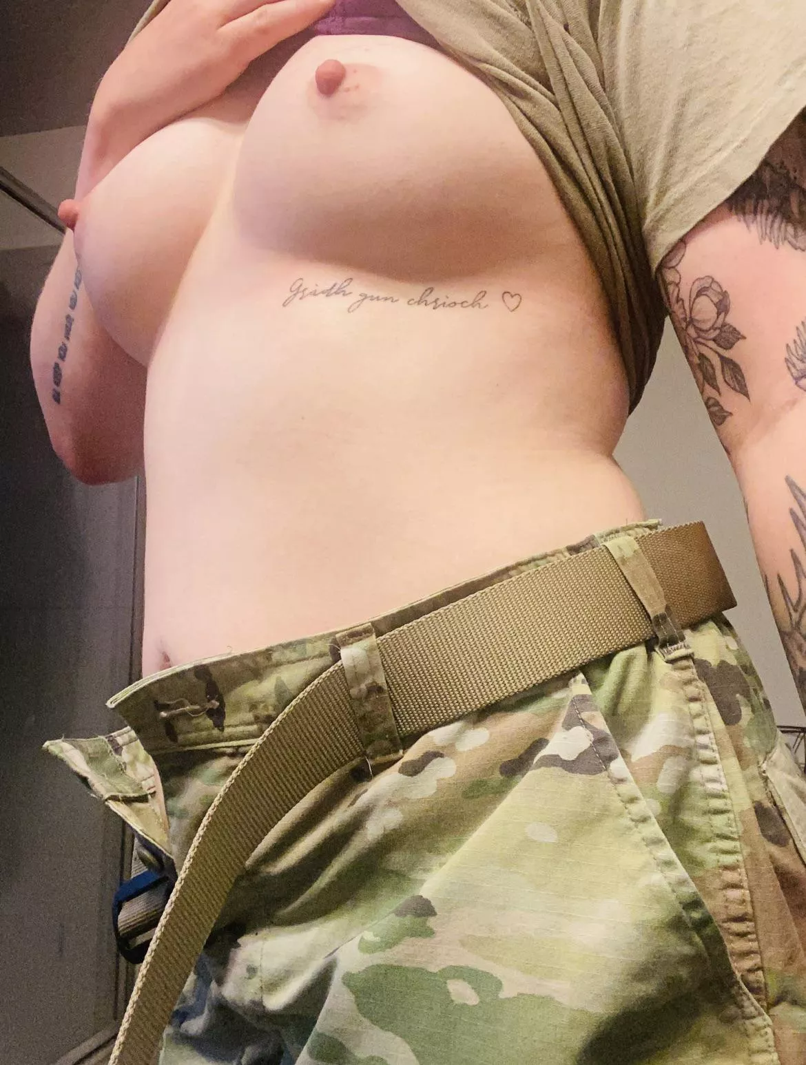 Who wants a handful before work😏 (F32)