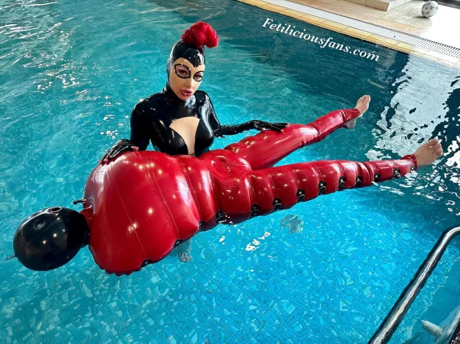 Floating around in the pool at EFM ❤️ (Inflatable catsuit by DeMasK Amsterdam)
