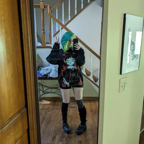 Hope that the escape room has backlight~ I want to see my hair glow!