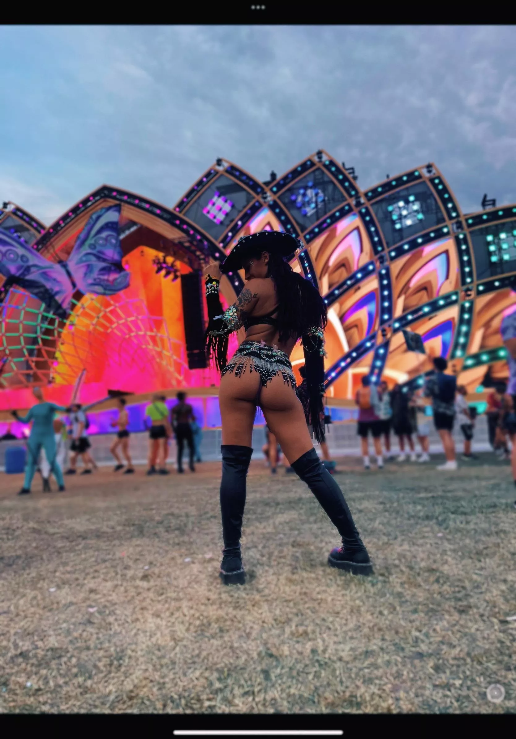 Slutty lil rave cowgirl ✨