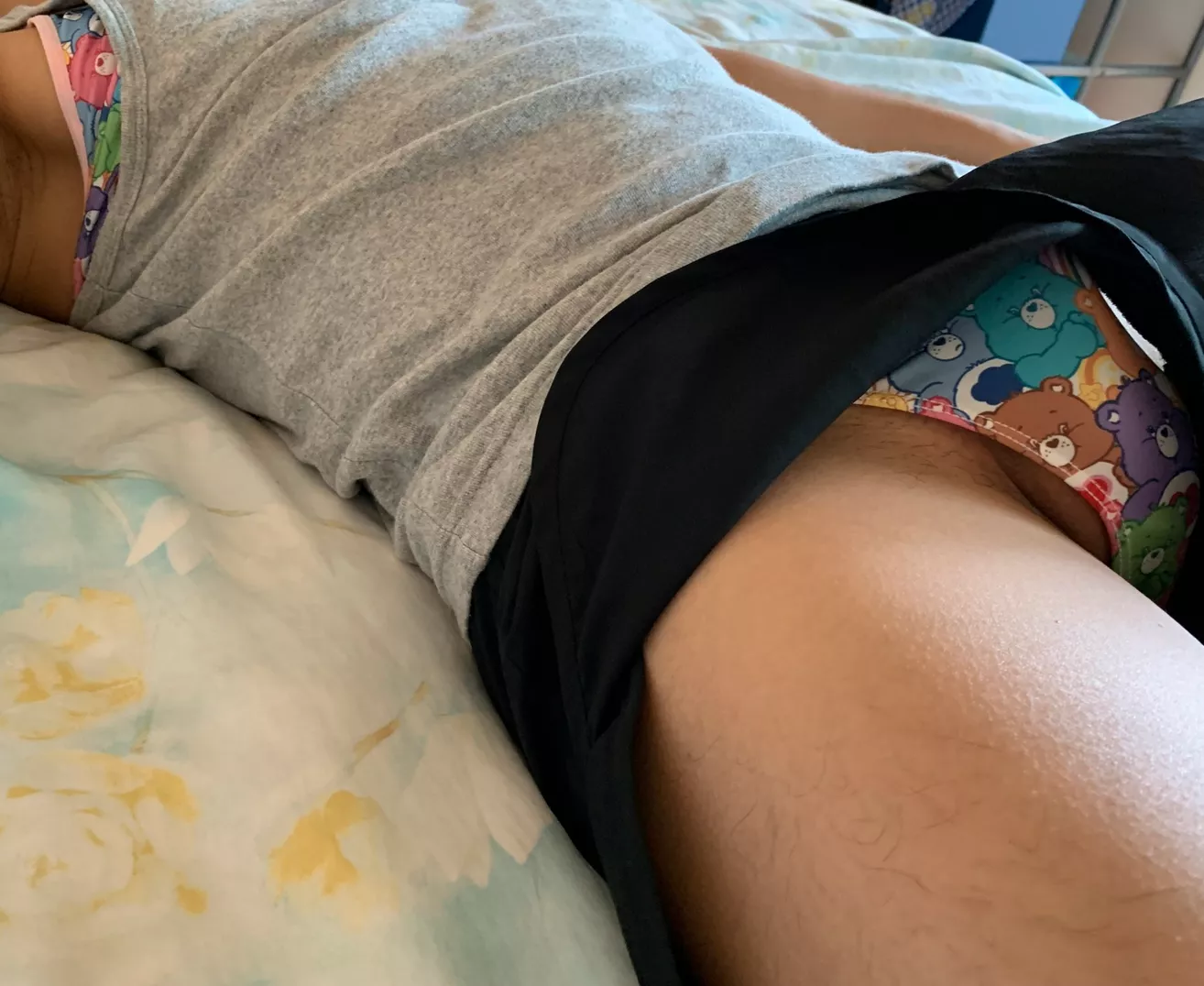 [23] Fell asleep at a fren's house...not sure why my friend kept teasing me when i woke up >.<