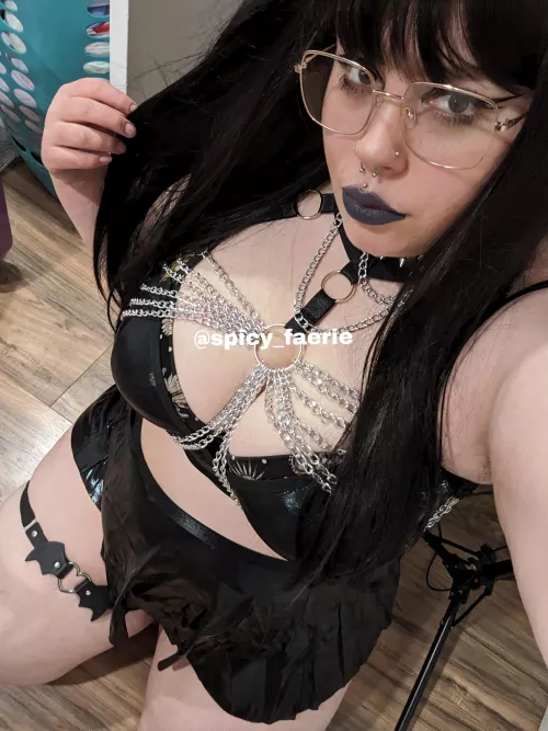 Pretty goth babe 🖤