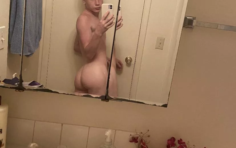 18 5’2 do you like short boys?